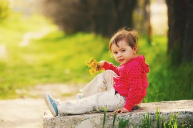 Kır çiçekleri ile neşeli küçük kız