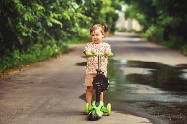 Bir yaz gününde bir yolda neşeli küçük kız