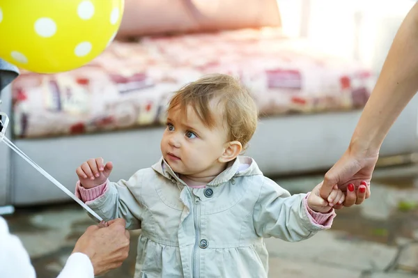 Mała Dziewczynka Trzymając Rękę Mom — Zdjęcie stockowe