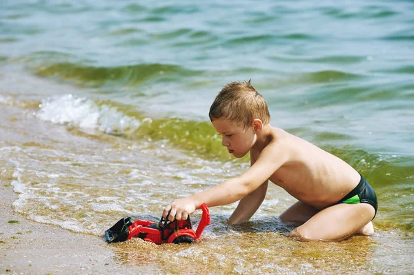 Chłopiec Bawi Się Zabawkami Morzu Dziecko Wakacje Morze — Zdjęcie stockowe