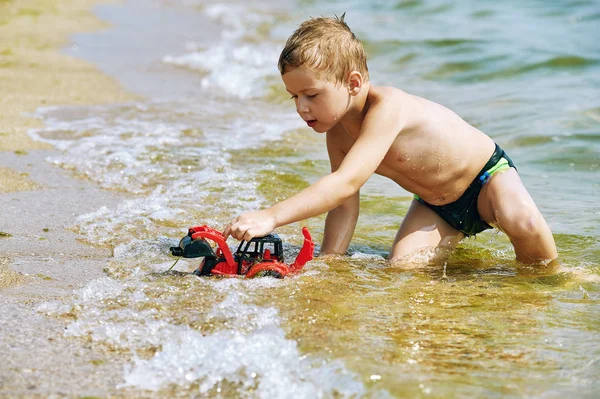 Chłopiec Bawi Się Zabawkami Morzu Dziecko Wakacje Morze — Zdjęcie stockowe