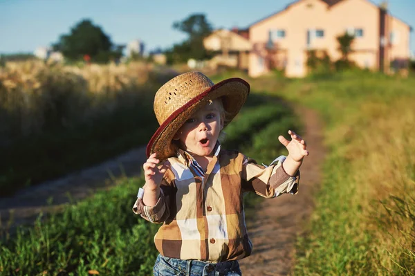 Enfant Joyeux Sur Une Promenade Été Garçon Sur Chemin Terre — Photo