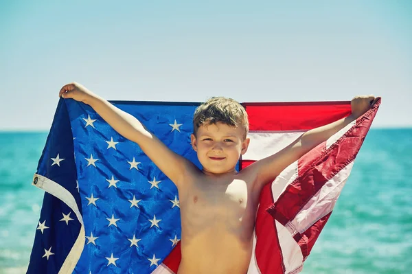 Chłopak Plaży Trzymając Flagę Usa — Zdjęcie stockowe