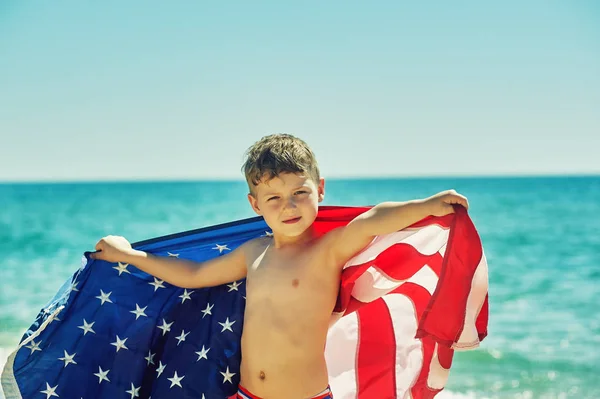 Niño Playa Sosteniendo Una Bandera — Foto de Stock