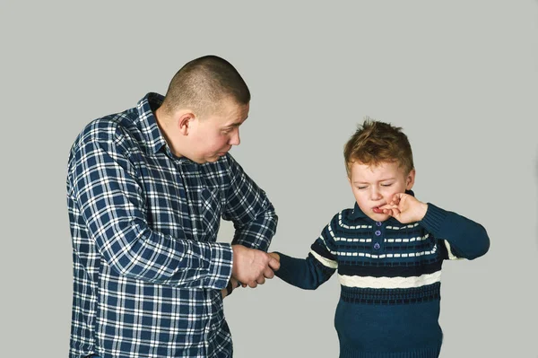 Der Vater Hält Die Hand Eines Weinenden Kindes — Stockfoto