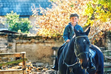 neşeli çocuk bir binicilik yürüyüş