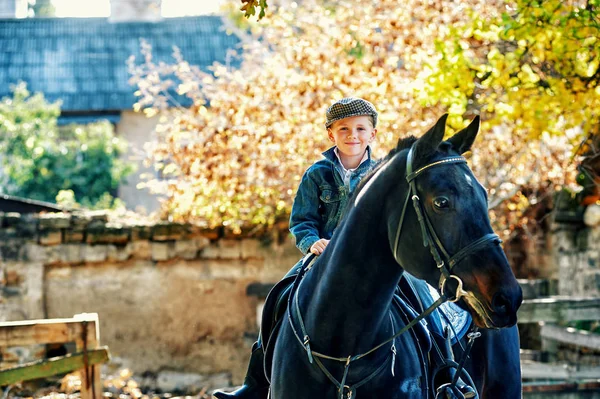 欢快的男孩骑着马 — 图库照片