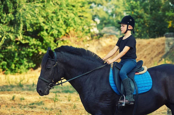 Vrolijke Jongen Berijden Van Een Paard Wandelen — Stockfoto