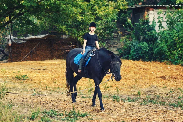 欢快的男孩骑着马 — 图库照片