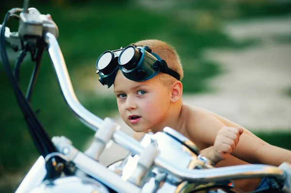 Niño Jugando Motocicleta Padre Sueño Con Convertirse Motorista —  Fotos de Stock