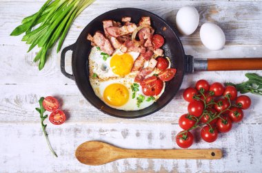 Pastırma, domates ve yeşillik ile kızarmış yumurta. Hafif yaz Kahvaltı