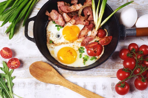 Huevos Fritos Con Tocino Tomates Verduras Luz Verano Desayuno —  Fotos de Stock