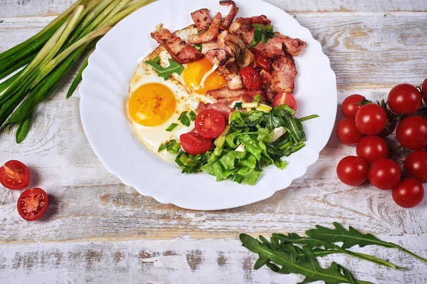 Смажені Яйця Беконом Помідорами Зеленню Легкий Літній Сніданок — стокове фото