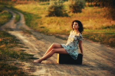 bir ülke yolda kırsal alanda genç bir kadın