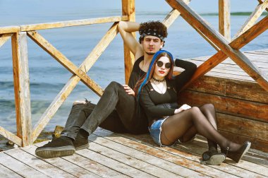 Genç bir adam ve bir kadın sokakta poz. Aşk ve ilişkiler