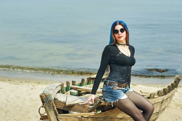 Stylish Fashionable Young Girl Beach Girl Sitting Old Boat — Stock Photo, Image