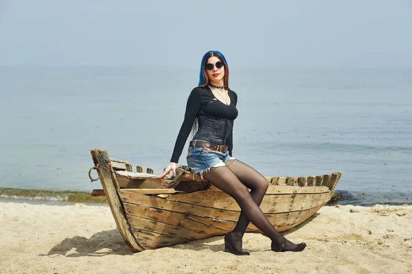 Stilvolle Modische Junge Mädchen Strand Mädchen Sitzt Auf Einem Alten — Stockfoto