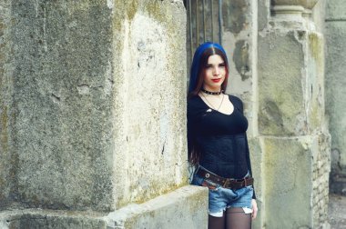 Sokaklarda mavi saçlı genç kız. Gençlik kültürü grunge tarzı