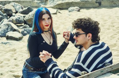 Kukla genç bir romantik çift. Bir yürüyüşe genç aşıklar