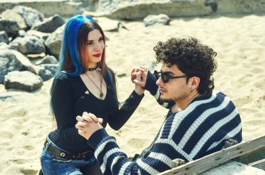 Kukla genç bir romantik çift. Bir yürüyüşe genç aşıklar