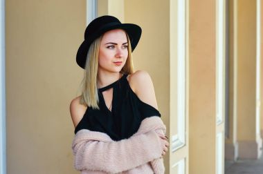 yakın çekim portre genç güzel şık kadının sokakta poz. Sokaklarda şapkalı şık bir model. Kadın moda