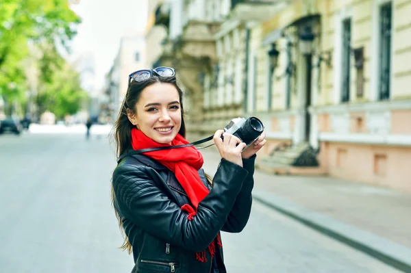 Mujer Joven Con Ropa Elegante Una Cámara Las Calles Ciudad — Foto de Stock