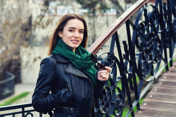 Portret Van Een Jonge Vrouw Stad Het Meisje Lederen Jas — Stockfoto