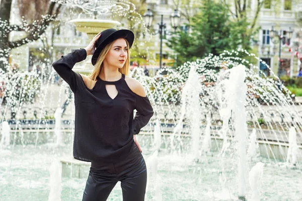 Retrato Una Joven Hermosa Mujer Moda Niña Posando Calle Vieja — Foto de Stock