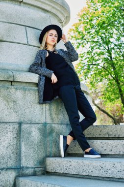 yakın çekim portre genç güzel şık kadının sokakta poz. Sokaklarda şapkalı şık bir model. Kadın moda