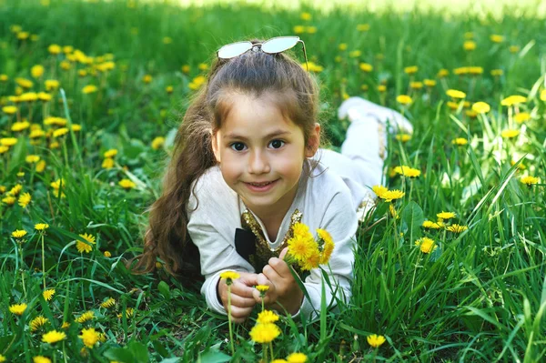 민들레와 소녀의 초상화입니다 여름에 잔디에 — 스톡 사진