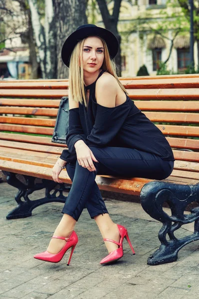 Närbild Porträtt Ung Vacker Fashionabla Kvinna Poserar Gatan Modell Snygg — Stockfoto