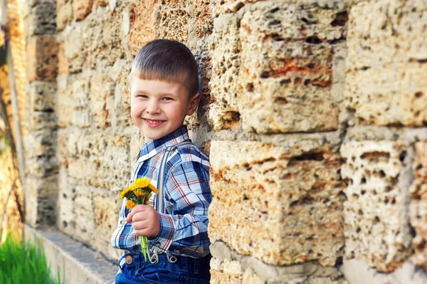 Pequeño Niño Sosteniendo Flores Diente León Fashionable Bebé Posando Fotógrafo —  Fotos de Stock