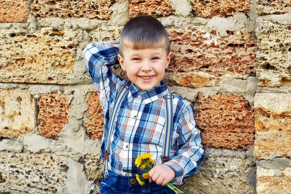 Pequeño Niño Sosteniendo Flores Diente León Fashionable Bebé Posando Fotógrafo —  Fotos de Stock