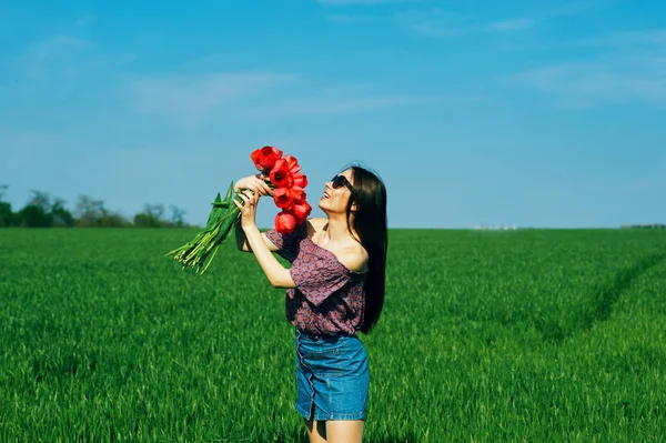 Una Giovane Donna Campo Verde Ragazza Che Tiene Mazzo Tulipani — Foto Stock
