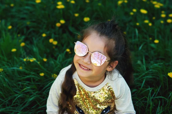 Adorabile Bambino Che Indossa Occhiali Sole Seduto Erba Verde — Foto Stock