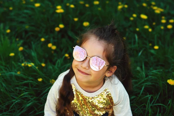 Adorabile Bambino Che Indossa Occhiali Sole Seduto Erba Verde — Foto Stock