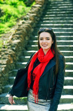 Şehirde bir genç kadın. Genç ve kendinden emin bir kız portresi. Kadın moda kavramı