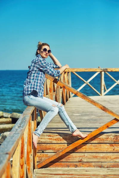 Porträtt Ung Kvinna Stranden Flicka Som Vilar Havsstranden — Stockfoto