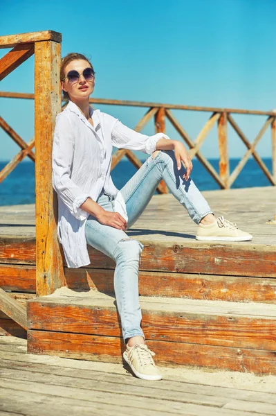 Retrato Una Joven Playa Chica Descansando Orilla Del Mar — Foto de Stock