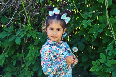 Güzel küçük bir kızın portresi.