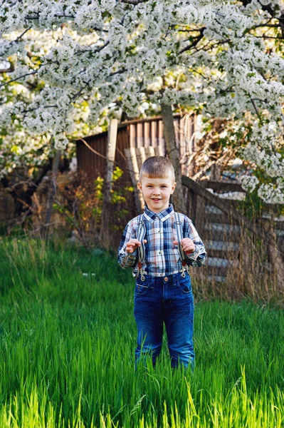 Niño Está Vestido Con Jeans Camisa Cuadros Niño Posando Sobre —  Fotos de Stock