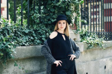 Keçe şapka şehir içinde genç bir kadın portresi. Kadın sokakta. Kadın moda kavramı