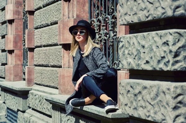 Portrait Young Woman Felt Hat City Woman Street Wearing Sunglasses — Stock Photo, Image