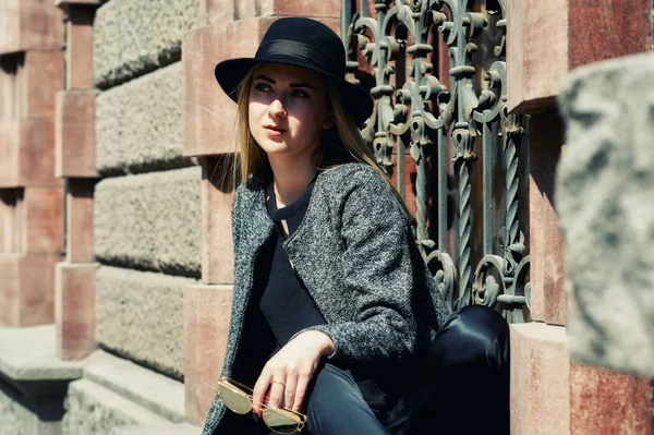 Retrato Una Joven Con Sombrero Fieltro Ciudad Mujer Calle Concepto —  Fotos de Stock