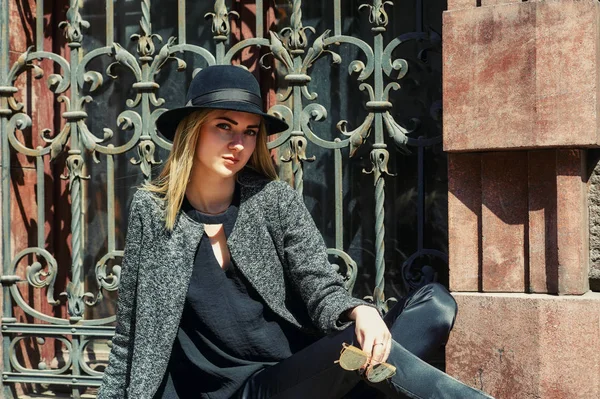 Retrato Una Joven Con Sombrero Fieltro Ciudad Mujer Calle Concepto — Foto de Stock