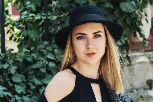 Ritratto Una Giovane Donna Con Cappello Feltro Città Una Donna — Foto Stock