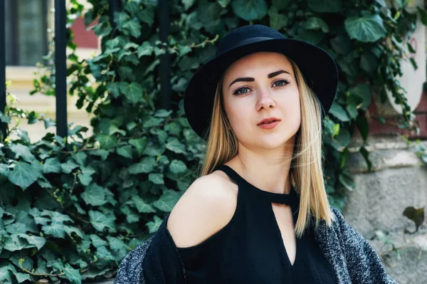 Retrato Una Joven Con Sombrero Fieltro Ciudad Mujer Calle Concepto —  Fotos de Stock