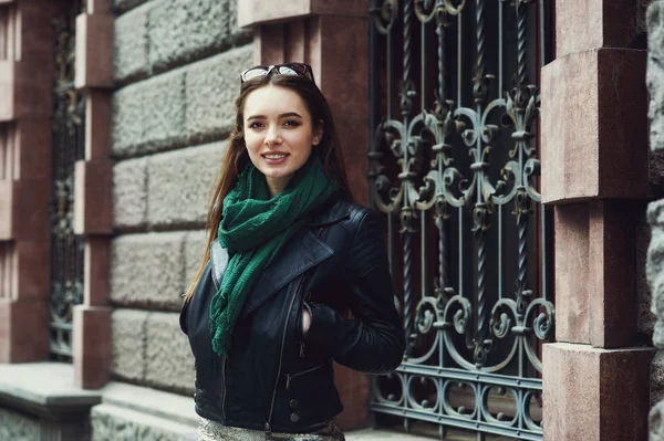 Портрет Молодой Женщины Городской Улице Девушка Модной Кожаной Куртке — стоковое фото