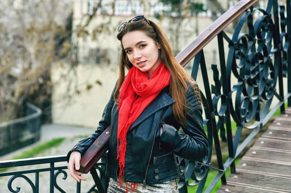 Retrato Una Joven Una Calle Ciudad Muchacha Cazadora Moda Cuero —  Fotos de Stock