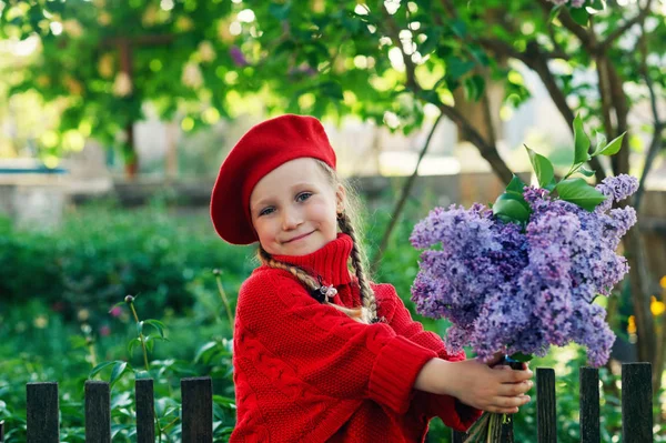 Hermosa Niña Con Ramo Lilas Chica Suéter Rojo Boina Sostiene —  Fotos de Stock